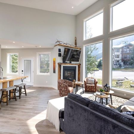 Ski In Ski Out With Huge Game Room And Hot Tub Fernie Eksteriør billede