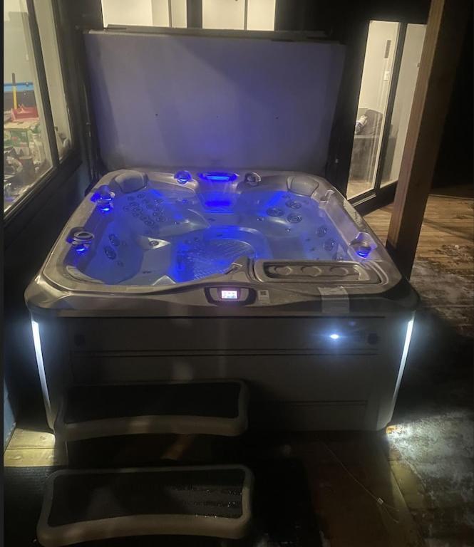 Ski In Ski Out With Huge Game Room And Hot Tub Fernie Eksteriør billede