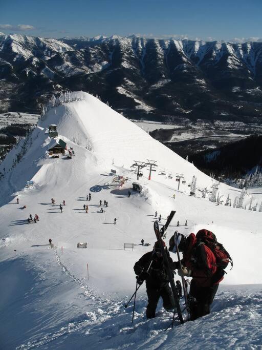 Ski In Ski Out With Huge Game Room And Hot Tub Fernie Eksteriør billede