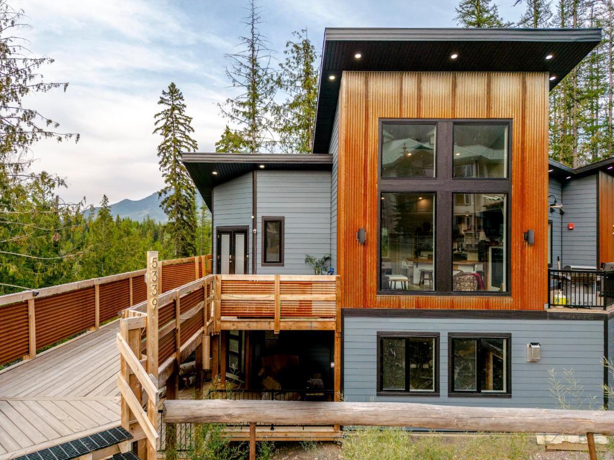 Ski In Ski Out With Huge Game Room And Hot Tub Fernie Eksteriør billede