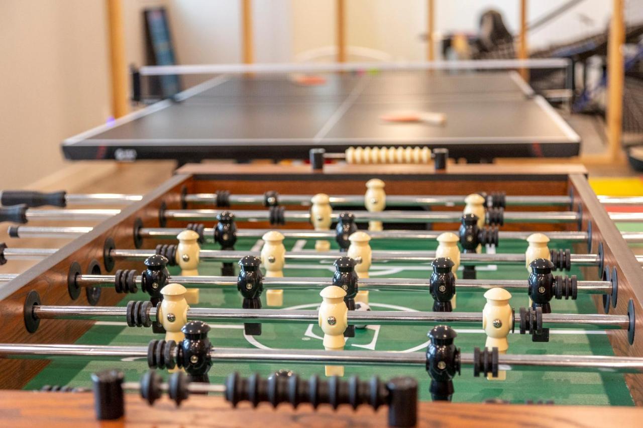Ski In Ski Out With Huge Game Room And Hot Tub Fernie Eksteriør billede